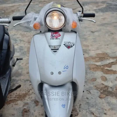 🚲 2018 Honda Silver Scooter | Available in Lagos - Low Mileage & Bluetooth
