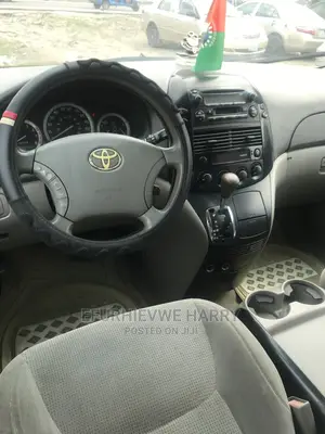 🚐 2004 Toyota Sienna Family Van | Available in Warri - Low Mileage & Spacious - Image 4
