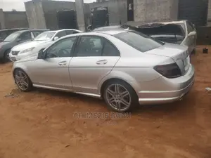 🚗 2010 Mercedes-Benz C300 Luxury Sedan | Available in Owerri - Low Mileage, Smooth Drive - Image 5