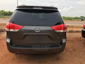 🚐 2011 Toyota Sienna Limited Minivan | Family-Friendly in Ijebu Ode - Low Mileage & Well-Maintained - Image 4