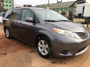 🚐 2011 Toyota Sienna Limited Minivan | Family-Friendly in Ijebu Ode - Low Mileage & Well-Maintained - Image 3