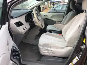 🚐 2011 Toyota Sienna Limited Minivan | Family-Friendly in Ijebu Ode - Low Mileage & Well-Maintained - Image 5