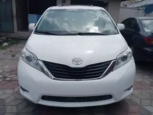 🚗 2021 Toyota Camry Reliable Sedan | Available in Lagos - Spacious & Efficient - Image 3