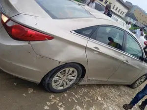 🚗 2011 Hyundai Sonata Gold | Available in Lagos - Spacious Family Car with Low Mileage - Image 4