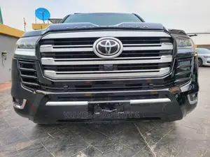 🚙 2016 Toyota Land Cruiser V8 | Low Mileage SUV in Lekki - Fully Loaded & Well-Maintained - Image 3