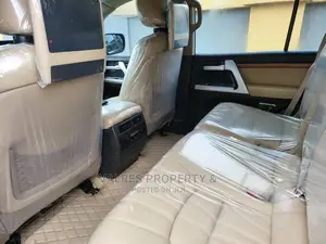 🚙 2016 Toyota Land Cruiser V8 | Low Mileage SUV in Lekki - Fully Loaded & Well-Maintained - Image 5