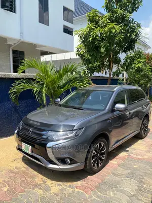 🚙 2017 Mitsubishi Outlander Spacious SUV | Available in Ikeja - Low Mileage & Family-Friendly