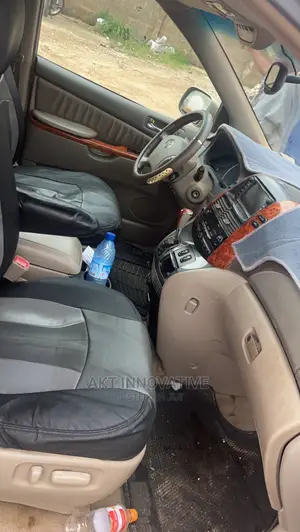 🚐 2006 Gold Toyota Sienna LE | Family-Friendly Vehicle in Osogbo - Low Mileage, Well-Maintained - Image 4