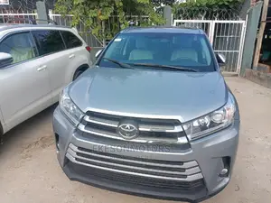 🚙 2016 Toyota Highlander XLE | Family-Friendly SUV in Amuwo-Odofin - Low Mileage, Fully Loaded