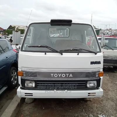 🚚 Toyota Dyna 100 Reliable Flatbed Truck | Available in Lagos - Well-Maintained & Versatile