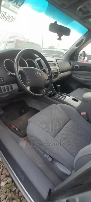🚙 2006 Toyota Tacoma Reliable Truck | Available in Ikeja - Spacious Cargo Bed - Image 4