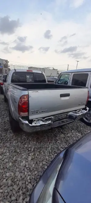 🚙 2006 Toyota Tacoma Reliable Truck | Available in Ikeja - Spacious Cargo Bed - Image 5