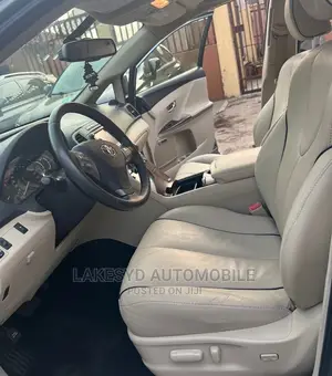 🚗 2010 Toyota Venza AWD | Available in Lagos Agege - Low Mileage, Spacious Cargo - Image 3