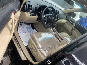 🚙 2013 Toyota Highlander Limited | Available in Lagos - Low Mileage & Family-Friendly - Image 4