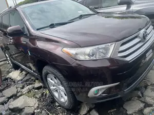 🚙 2012 Toyota Highlander Limited | Family SUV in Amuwo-Odofin - Low Mileage & All-Wheel Drive - Image 3