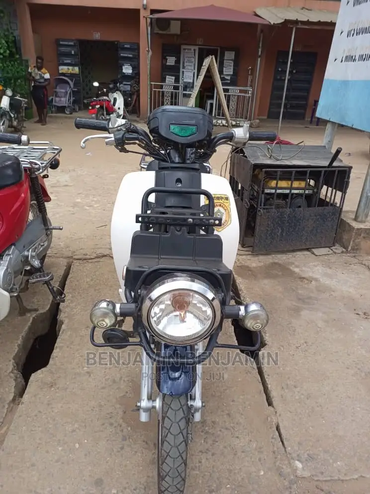 2020 Honda CB Red Motorcycle for Sale in Anambra - Low Mileage & Reliable