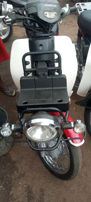 2020 Honda CB Red Motorcycle for Sale in Anambra - Low Mileage & Reliable - Image 4