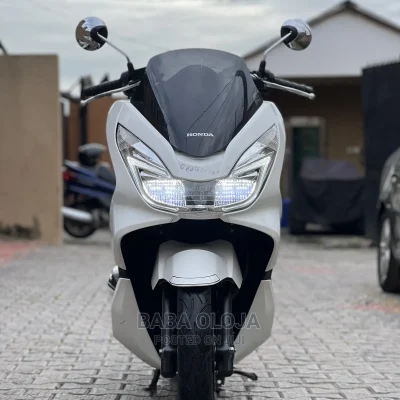🚗 2018 Honda Accord White Sedan | Available in Ojodu - Low Mileage & Spacious