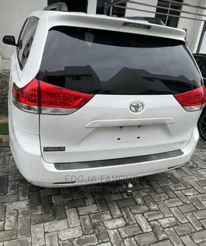🚐 2011 Toyota Sienna Minivan | Spacious Family Vehicle in Lekki - Low Mileage, Well-Maintained - Image 4