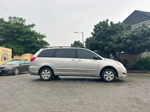 🚐 2010 Toyota Sienna Family Minivan | Available in Ikeja - Low Mileage & Clean - Image 3