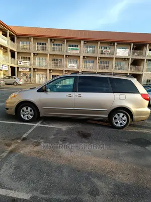 🚐 2010 Toyota Sienna Family Minivan | Available in Ikeja - Low Mileage & Clean - Image 4