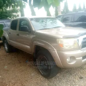 🚙 2005 Toyota Tacoma Reliable Truck | Available in Gwarinpa - Low Mileage & Upgraded Features - Image 3