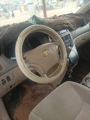 🚐 2006 Toyota Sienna Family Minivan | Available in Enugu - Low Mileage & Spacious - Image 3