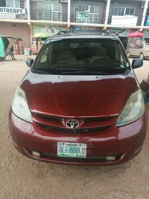 🚐 2006 Toyota Sienna Family Minivan | Available in Enugu - Low Mileage & Spacious - Image 4