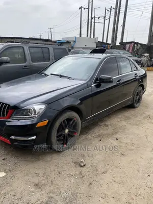 🚗 2012 Mercedes-Benz C250 Luxury Sedan | Available in Lagos - Well Maintained, Low Mileage - Image 5