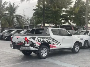 🚙 2018 Toyota Hilux SR5+ 4x4 | Available in Lekki - Low Mileage & Spacious - Image 3
