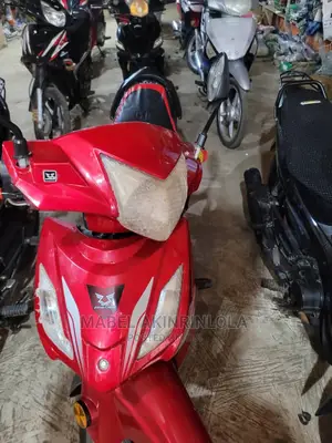 🚴♂️ 2022 Red Motorcycle for Sale | Excellent Condition in Lagos - Low Mileage & Accessories Included - Image 3