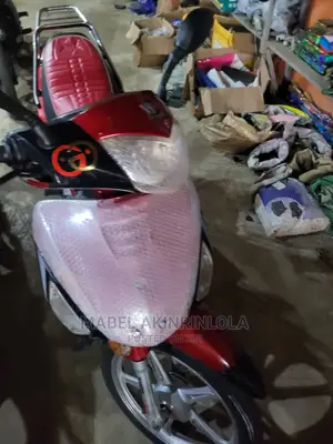 🚴♂️ 2022 Red Motorcycle for Sale | Excellent Condition in Lagos - Low Mileage & Accessories Included - Image 6
