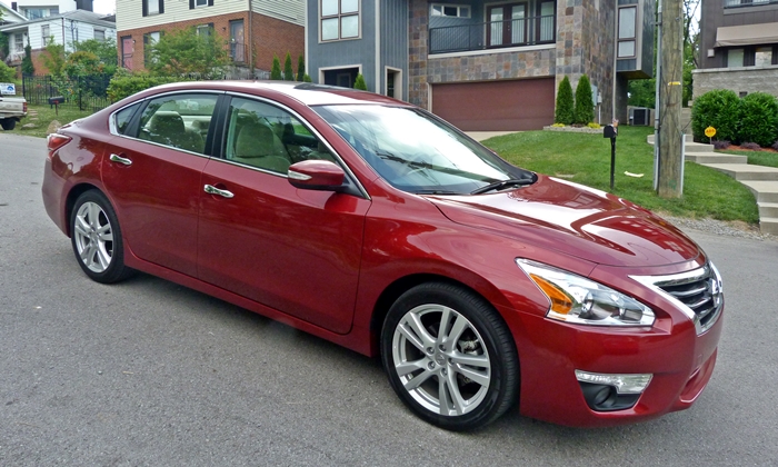 🚗 2013 Nissan Altima Sedan | Available in Ikota Lekki - Low Mileage & Spacious