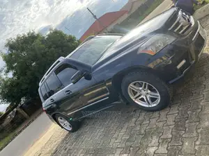 🚙 2011 Mercedes-Benz GLK-Class SUV | Available in Kubwa - Well-Maintained & Spacious - Image 3