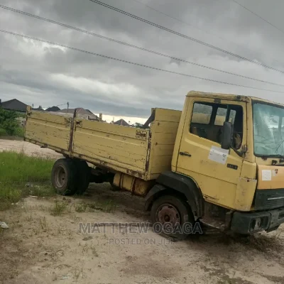 🚚 2006 Mercedes-Benz Diesel Truck | Available in Lagos - Well-Maintained & Powerful